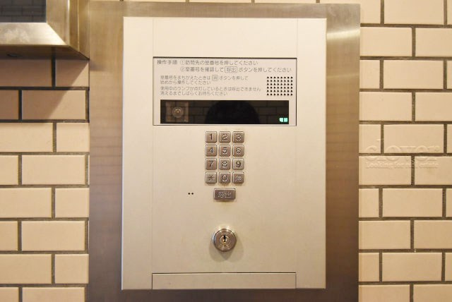 【防犯設備】 | ライオンズマンション鉄砲洲第二 | 部外者の出入りを規制するオートロックの操作盤。「マンションに欲しいセキュリティ」の筆頭格です。これがあるだけで、安心感はひときわ増します。～即日のご見学可能～　お問合せはお気軽にどうぞ。