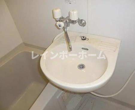 アヴニールＫ壱番館の洗面所|明るい洗面所です