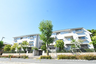 オートロックで外部の人間が簡単に出入りできないため安心です。