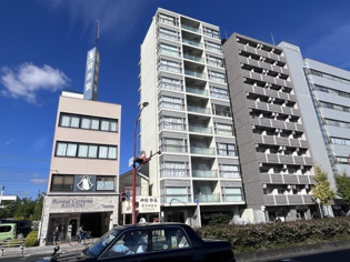 オートロックで外部の人間が簡単に出入りできないため安心です。