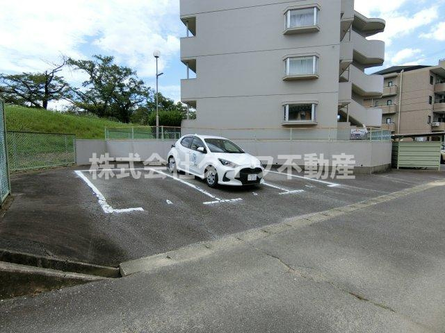 マンション北極星の駐車場