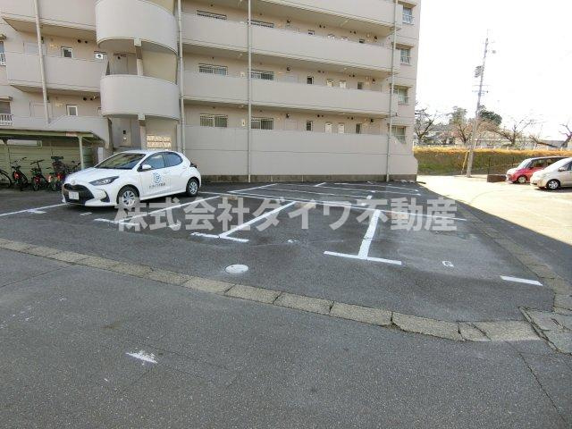 マンション北極星の駐車場