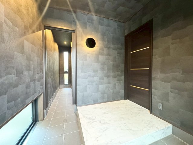 草津市若草7丁目　中古戸建ての玄関|ホテルライクな印象の高級感ある、パブリック動線とプライベート動線が分かれた玄関。