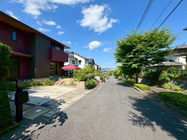 草津市若草7丁目　中古戸建ての前面道路含む現地写真|前面道路広々約10ｍ。緑の多い閑静な住宅地でゆったりとした生活が送れます。