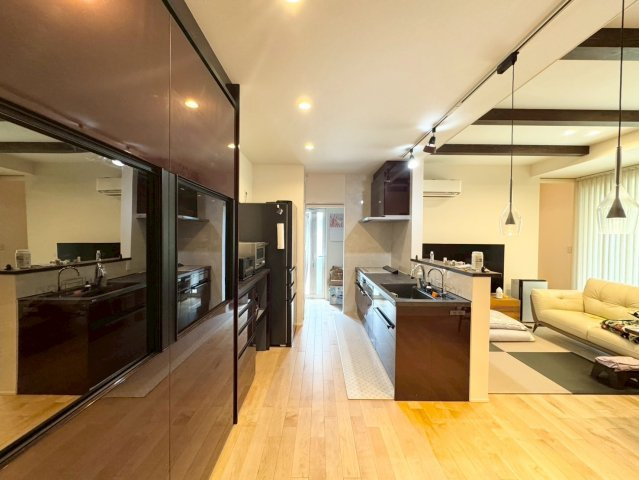草津市若草7丁目　中古戸建てのキッチン|一体感のあるダイニング・キッチンスペース。キッチン奥には大型のパントリーがございます。