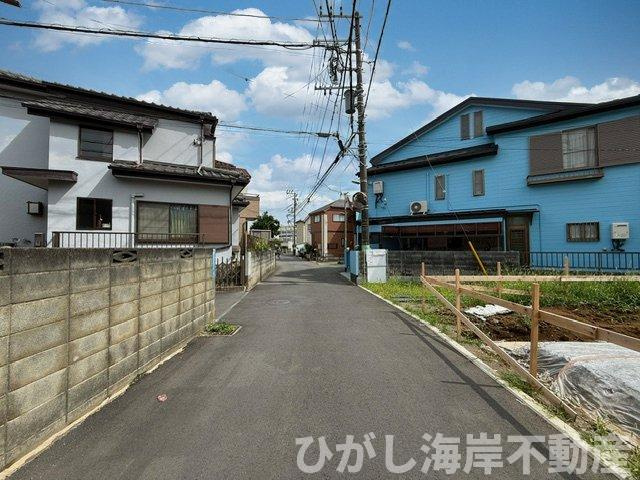 茅ヶ崎市香川１丁目　新築戸建　全6棟の前面道路含む現地写真|8月17日撮影　建築中　現地外観