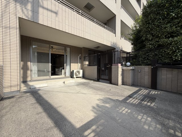 グランシュテル中野坂上の駐車場