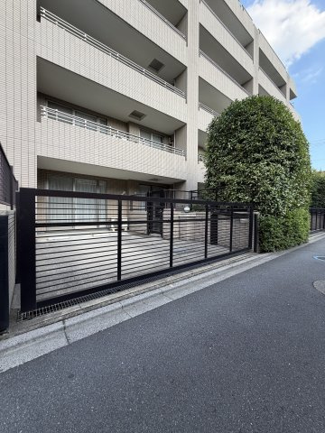 グランシュテル中野坂上の駐車場