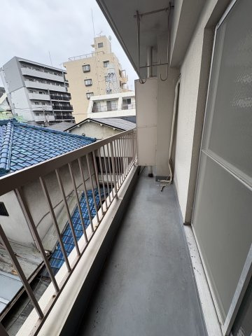 ATLASビルのバルコニー