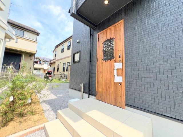 武蔵村山市学園1丁目　全1棟　新築戸建の玄関