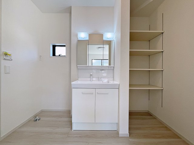 新築戸建・新築建売　福島市南矢野目1期　矢野目小・北信中の独立洗面台|洗面室は可動式の棚が付いておりタオルや洗濯用品などの保管に便利です！