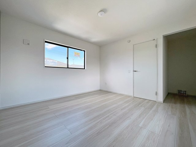 新築戸建・新築建売　福島市南矢野目1期　矢野目小・北信中の洋室|バルコニーに面しており大きな窓から日差しが入るので気持ちの良いプライベート空間です！
