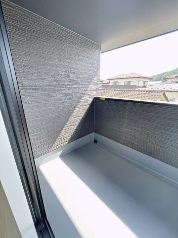 新築戸建・新築建売　福島市南矢野目1期　矢野目小・北信中のバルコニー|天候の急な変化にも柔軟に対応できる快適なインナーバルコニー！
