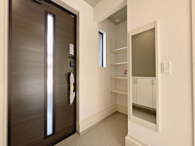 新築戸建・新築建売　福島市南矢野目1期　矢野目小・北信中の玄関|SIC付きで玄関収納充実！全身鏡付きでお出かけ前の身だしなみチェックもバッチリです！