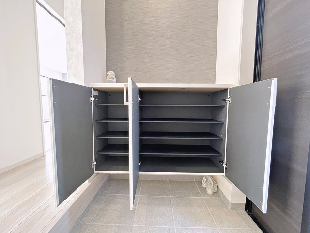 新築戸建・新築建売　福島市南矢野目1期　矢野目小・北信中の玄関|シューズボックスは可動式でたっぷり収納可能！上には小物やお花などを飾ることができます！