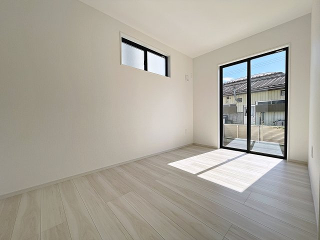 新築戸建・新築建売　福島市南矢野目1期　矢野目小・北信中の洋室|1階の5帖の洋室は2面採光で大きな窓から日差しがたっぷり入ります！