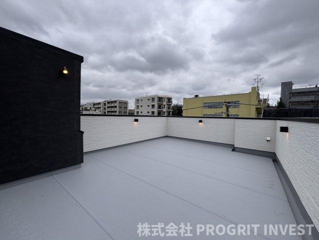 新築戸建・渋谷区本町一丁目のバルコニー|約18.5帖の広々ルーフバルコニー