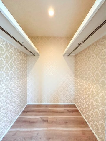戸塚区深谷町　新築戸建て　第4の収納|［モデルハウス］◆大容量のウォークインクローゼットがあれば、室内にタンスなどを置かなくて済み、室内がスッキリします！