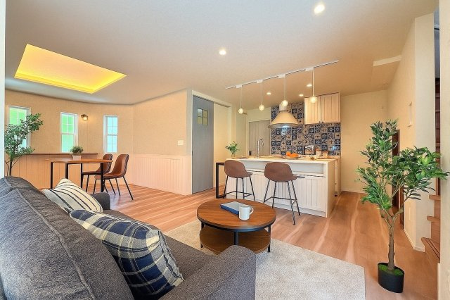 戸塚区深谷町　新築戸建て　第4の居間・リビング|［モデルハウス］◆一家だんらんのスペースとなるＬＤＫ。窓から明るい光が差し込み、思わず家族の会話も弾む快適な空間。