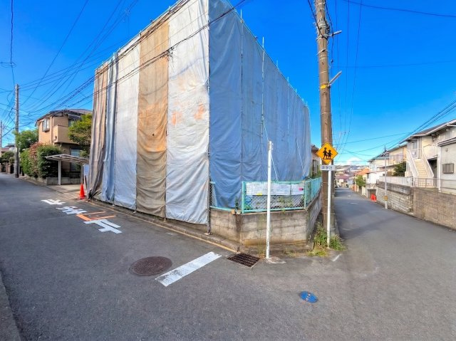 戸塚区深谷町　新築戸建て　第4の外観|［工事中］◆一戸建てを中心とした街並みが整然と続き、周辺は高い建物が建っていないので、緑の多い閑静な趣を感じる環境です。街並みや周辺環境も重要なポイントです！！