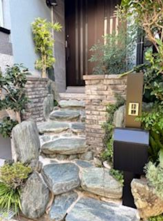 東淀川区井高野４丁目　中古戸建の玄関|玄関までのアプローチです