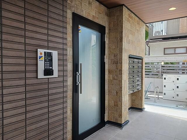 ヒカルサ東川口のエントランス