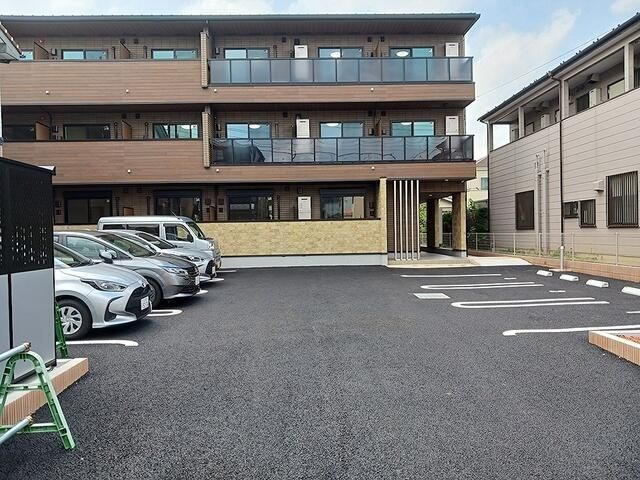 ヒカルサ東川口の駐車場