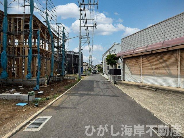 茅ヶ崎市香川１丁目　新築戸建　全6棟の前面道路含む現地写真|8月17日撮影　建築中　現地外観
