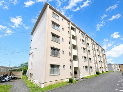 【外観】 | ぐみさわなか団地2号棟　踊場駅約10分/近隣公園あり | ◆爽やかな青空の下に贅沢なほどに降り注ぐ陽光、豊かな居住性と、クオリティが見事に調和した住空間は、住まうことの喜びを感じさせてくれます。ゆとりある広い敷地で開放的なお住まいです。