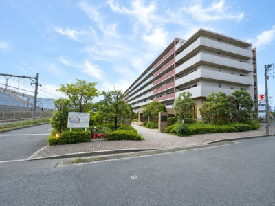 【周辺】 | グランセレッソ横濱戸塚 | ◆爽やかな青空の下に贅沢なほどに降り注ぐ陽光、豊かな居住性と、クオリティが見事に調和した住空間は、住まうことの喜びを感じさせてくれます。ゆとりある広い敷地で開放的なお住まいです。