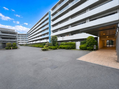 【駐車場】 | グランセレッソ横濱戸塚 | ◆大きな敷地の中に広々とした駐車スペースがございます。駐車場近くにも専用エントランスがございますので、雨の日でも比較的濡れることがなくお部屋に戻ることができます！