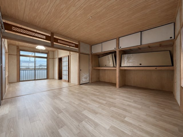 離れのある暮らし×137坪の敷地と豊富な部屋数を愉しむ家の洋室|和室を洋室にリフォーム済み