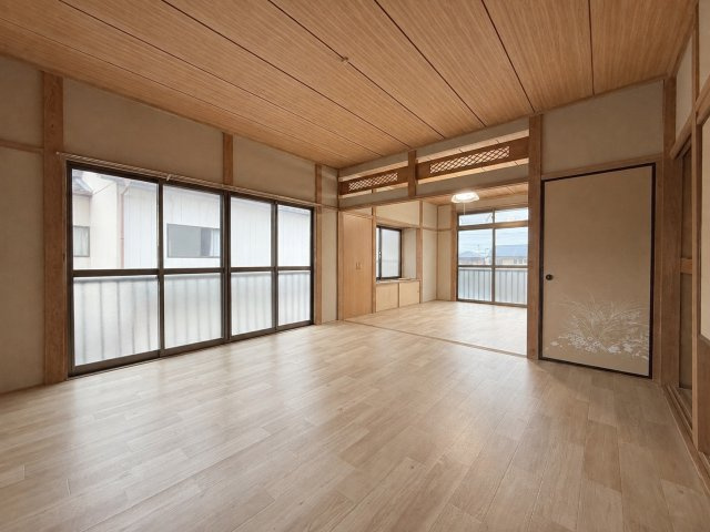 離れのある暮らし×137坪の敷地と豊富な部屋数を愉しむ家の洋室|和室を洋室にリフォーム済み