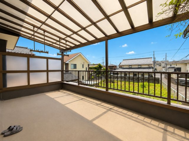 離れのある暮らし×137坪の敷地と豊富な部屋数を愉しむ家のバルコニー|奥行き、広さが十分にあり、バーベキューも可能