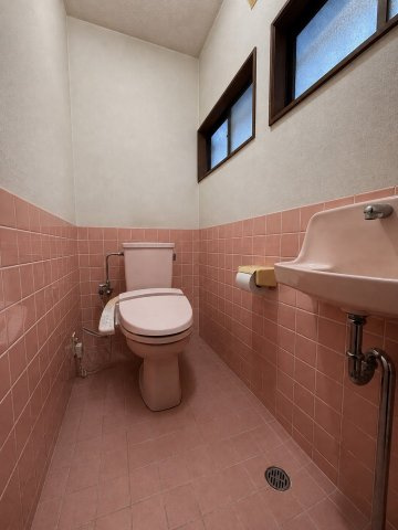離れのある暮らし×137坪の敷地と豊富な部屋数を愉しむ家のトイレ|トイレもきれいです