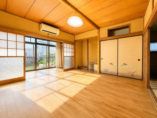 離れのある暮らし×137坪の敷地と豊富な部屋数を愉しむ家の居間・リビング|ゆったりとした居間です