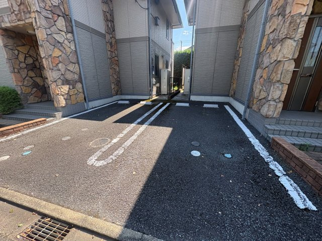 多摩市東寺方１丁目のタウンの駐車場