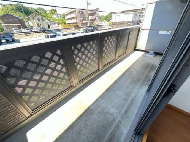 多摩市東寺方１丁目のタウンのバルコニー