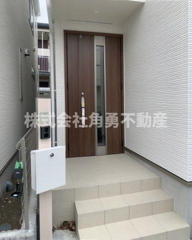 平塚市纒4丁目　新築一戸建て　C号棟の内観：施工例|《施工例》玄関