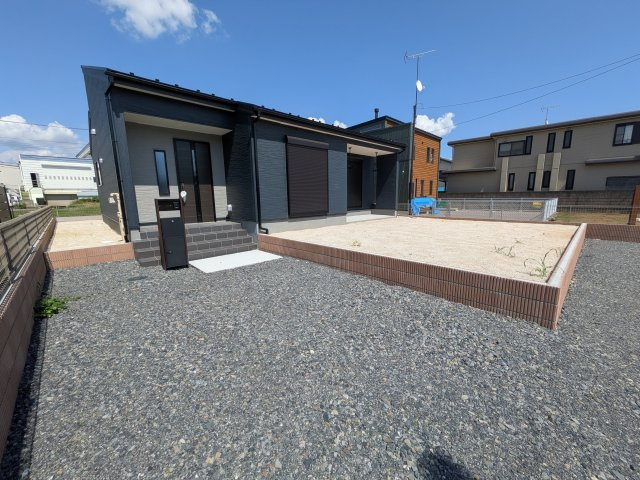第1常総市坂手町　新築戸建　3号棟の外観|現地完成済で建物も駐車場やお庭も全てご覧いただけます。
ご自身の目で街並みや敷地の広さ、陽当たりをご確認ください。