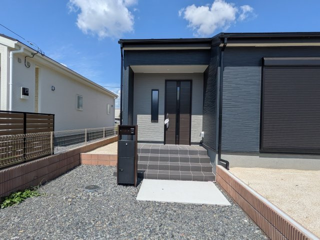 第1常総市坂手町　新築戸建　3号棟の玄関|お洒落な玄関ドアと洗練された外壁デザイン。家の顔にふさわしい上質な佇まいで、ご家族やお客様を迎えます。