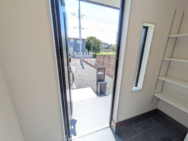第1常総市坂手町　新築戸建　3号棟の居間・リビング|家族全員の靴がスッキリ片付く大容量シューズボックス完備。
お客様を気持ちよく迎えられる、明るく清潔感あふれる玄関です。