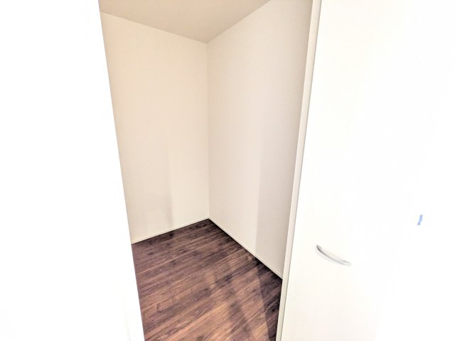 第1常総市坂手町　新築戸建　3号棟の収納|たっぷり収納と明るい窓で、片付けも気持ち良くできる洋室。
お子様の「自分の部屋が欲しい」という夢を叶えます。