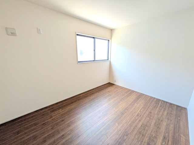 第1常総市坂手町　新築戸建　3号棟の洋室|全居室に収納を完備。
すっきりとした空間で、集中して勉強に取り組んだり、自分だけの時間を楽しめるプライベート空間です。