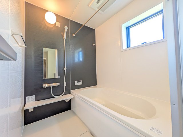 第1常総市坂手町　新築戸建　3号棟の浴室|1坪タイプのゆったりとしたバスルームは浴室暖房換気乾燥機付きで、どんな季節でも快適なバスタイムを満喫出来ます♪
窓付きで明るく開放的なところも良いですね！