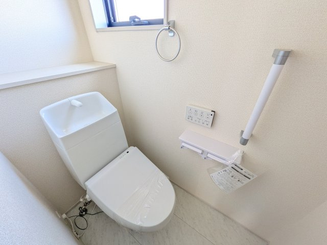 第1常総市坂手町　新築戸建　3号棟のトイレ|窓付きで明るく白を基調とした清潔感のあるトイレは温水洗浄便座付きです♪
