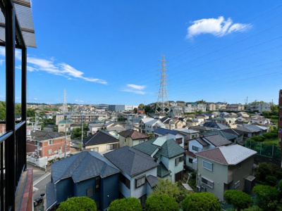 【展望】 | ライオンズマンション戸塚第5　オートロック付/新規リフォーム物件/大規模修繕工事実施済み/ | ◆爽やかな青空の下に贅沢なほどに降り注ぐ陽光、豊かな居住性と、クオリティが見事に調和した住空間は、住まうことの喜びを感じさせてくれます。ゆとりある広い敷地で開放的なお住まいです。