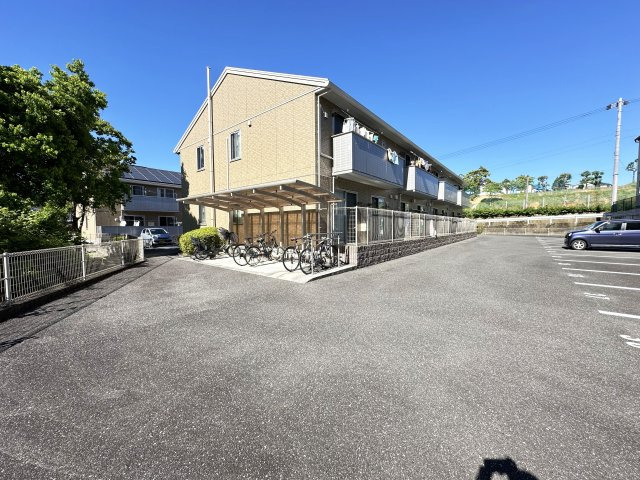 福井ガーデンハイツ B棟の駐車場