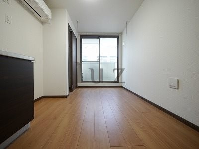 ルミエリア横浜の寝室|綺麗なフローリングのお部屋です