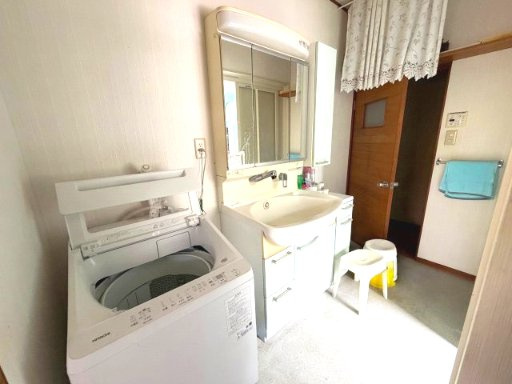売中古戸建　駿河区池田の脱衣所|洗面化粧台と洗濯機をまとめたランドリースペース。家事動線がスムーズで、毎日の洗濯も快適に行えます。